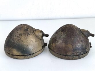 Paar Scheinwerfer für Fahrzeuge der Wehrmacht. Originale Tarnlackierung,  Scheibendurchmesser 20cm, Die Schrauben wurden ewig nicht mehr geöffnet, dabei soll es bleiben.  Funktion nicht geprüft