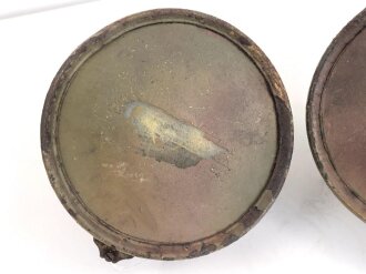 Paar Scheinwerfer für Fahrzeuge der Wehrmacht. Originale Tarnlackierung,  Scheibendurchmesser 20cm, Die Schrauben wurden ewig nicht mehr geöffnet, dabei soll es bleiben.  Funktion nicht geprüft