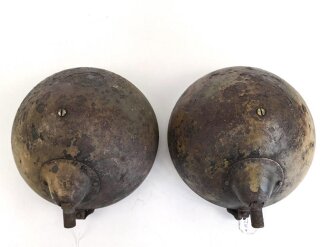 Paar Scheinwerfer für Fahrzeuge der Wehrmacht. Originale Tarnlackierung,  Scheibendurchmesser 20cm, Die Schrauben wurden ewig nicht mehr geöffnet, dabei soll es bleiben.  Funktion nicht geprüft