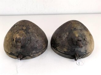 Paar Scheinwerfer für Fahrzeuge der Wehrmacht. Originale Tarnlackierung,  Scheibendurchmesser 20cm, Die Schrauben wurden ewig nicht mehr geöffnet, dabei soll es bleiben.  Funktion nicht geprüft
