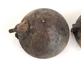 Paar Scheinwerfer für Fahrzeuge der Wehrmacht. Originale Tarnlackierung,  Scheibendurchmesser 20cm, Die Schrauben wurden ewig nicht mehr geöffnet, dabei soll es bleiben.  Funktion nicht geprüft