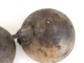Paar Scheinwerfer für Fahrzeuge der Wehrmacht. Originale Tarnlackierung,  Scheibendurchmesser 20cm, Die Schrauben wurden ewig nicht mehr geöffnet, dabei soll es bleiben.  Funktion nicht geprüft