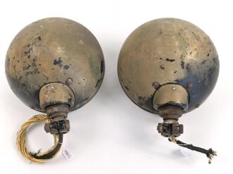 Paar Scheinwerfer für Fahrzeuge der Wehrmacht. Originale Tarnlackierung,  Scheibendurchmesser 21cm, Die Schrauben wurden ewig nicht mehr geöffnet, dabei soll es bleiben.  Funktion nicht geprüft