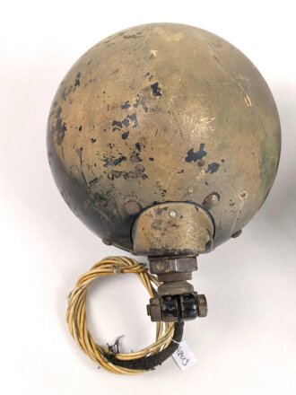 Paar Scheinwerfer für Fahrzeuge der Wehrmacht. Originale Tarnlackierung,  Scheibendurchmesser 21cm, Die Schrauben wurden ewig nicht mehr geöffnet, dabei soll es bleiben.  Funktion nicht geprüft