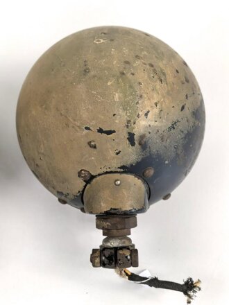 Paar Scheinwerfer für Fahrzeuge der Wehrmacht. Originale Tarnlackierung,  Scheibendurchmesser 21cm, Die Schrauben wurden ewig nicht mehr geöffnet, dabei soll es bleiben.  Funktion nicht geprüft