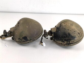 Paar Scheinwerfer für Fahrzeuge der Wehrmacht. Originale Tarnlackierung,  Scheibendurchmesser 21cm, Die Schrauben wurden ewig nicht mehr geöffnet, dabei soll es bleiben.  Funktion nicht geprüft