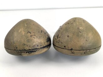 Paar Scheinwerfer für Fahrzeuge der Wehrmacht. Originale Tarnlackierung,  Scheibendurchmesser 21cm, Die Schrauben wurden ewig nicht mehr geöffnet, dabei soll es bleiben.  Funktion nicht geprüft