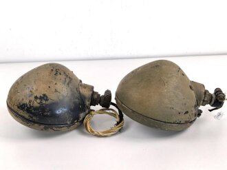 Paar Scheinwerfer für Fahrzeuge der Wehrmacht. Originale Tarnlackierung,  Scheibendurchmesser 21cm, Die Schrauben wurden ewig nicht mehr geöffnet, dabei soll es bleiben.  Funktion nicht geprüft