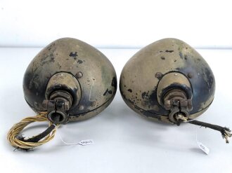 Paar Scheinwerfer für Fahrzeuge der Wehrmacht. Originale Tarnlackierung,  Scheibendurchmesser 21cm, Die Schrauben wurden ewig nicht mehr geöffnet, dabei soll es bleiben.  Funktion nicht geprüft