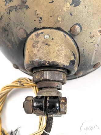 Paar Scheinwerfer für Fahrzeuge der Wehrmacht. Originale Tarnlackierung,  Scheibendurchmesser 21cm, Die Schrauben wurden ewig nicht mehr geöffnet, dabei soll es bleiben.  Funktion nicht geprüft