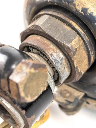 Paar Scheinwerfer für Fahrzeuge der Wehrmacht. Originale Tarnlackierung,  Scheibendurchmesser 21cm, Die Schrauben wurden ewig nicht mehr geöffnet, dabei soll es bleiben.  Funktion nicht geprüft