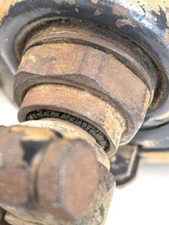 Paar Scheinwerfer für Fahrzeuge der Wehrmacht. Originale Tarnlackierung,  Scheibendurchmesser 21cm, Die Schrauben wurden ewig nicht mehr geöffnet, dabei soll es bleiben.  Funktion nicht geprüft