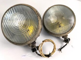 Paar Scheinwerfer für Fahrzeuge der Wehrmacht. Originale Tarnlackierung,  Scheibendurchmesser 21cm, Die Schrauben wurden ewig nicht mehr geöffnet, dabei soll es bleiben.  Funktion nicht geprüft