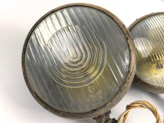 Paar Scheinwerfer für Fahrzeuge der Wehrmacht. Originale Tarnlackierung,  Scheibendurchmesser 21cm, Die Schrauben wurden ewig nicht mehr geöffnet, dabei soll es bleiben.  Funktion nicht geprüft