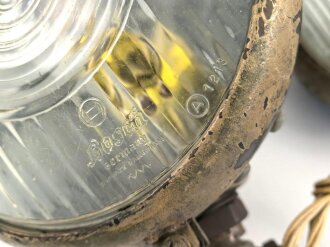 Paar Scheinwerfer für Fahrzeuge der Wehrmacht. Originale Tarnlackierung,  Scheibendurchmesser 21cm, Die Schrauben wurden ewig nicht mehr geöffnet, dabei soll es bleiben.  Funktion nicht geprüft