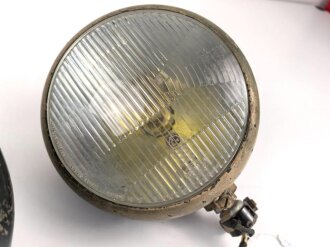 Paar Scheinwerfer für Fahrzeuge der Wehrmacht. Originale Tarnlackierung,  Scheibendurchmesser 21cm, Die Schrauben wurden ewig nicht mehr geöffnet, dabei soll es bleiben.  Funktion nicht geprüft