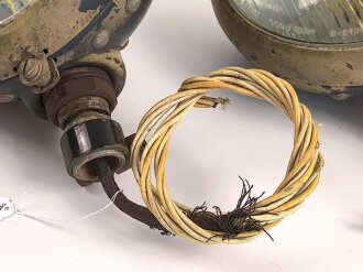 Paar Scheinwerfer für Fahrzeuge der Wehrmacht. Originale Tarnlackierung,  Scheibendurchmesser 21cm, Die Schrauben wurden ewig nicht mehr geöffnet, dabei soll es bleiben.  Funktion nicht geprüft
