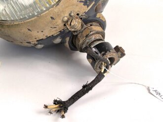 Paar Scheinwerfer für Fahrzeuge der Wehrmacht. Originale Tarnlackierung,  Scheibendurchmesser 21cm, Die Schrauben wurden ewig nicht mehr geöffnet, dabei soll es bleiben.  Funktion nicht geprüft