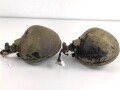 Paar Scheinwerfer für Fahrzeuge der Wehrmacht. Originale Tarnlackierung,  Scheibendurchmesser 21cm, Die Schrauben wurden ewig nicht mehr geöffnet, dabei soll es bleiben.  Funktion nicht geprüft