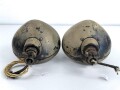 Paar Scheinwerfer für Fahrzeuge der Wehrmacht. Originale Tarnlackierung,  Scheibendurchmesser 21cm, Die Schrauben wurden ewig nicht mehr geöffnet, dabei soll es bleiben.  Funktion nicht geprüft