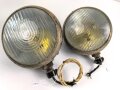Paar Scheinwerfer für Fahrzeuge der Wehrmacht. Originale Tarnlackierung,  Scheibendurchmesser 21cm, Die Schrauben wurden ewig nicht mehr geöffnet, dabei soll es bleiben.  Funktion nicht geprüft