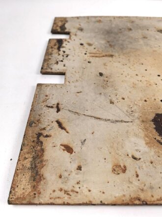 Panzerplatte für ein Fahrzeug der Wehrmacht. Originallack, Maße 50 x 100cm. Wiegt unverpackt 21kg
