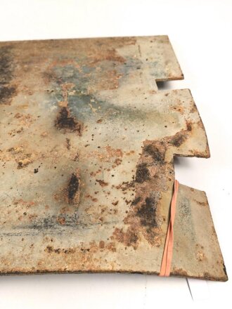 Panzerplatte für ein Fahrzeug der Wehrmacht. Originallack, Maße 50 x 100cm. Wiegt unverpackt 21kg