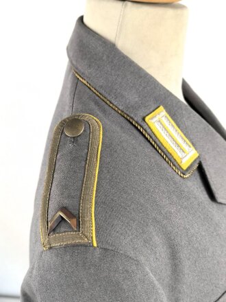Bundeswehr , Dienstrock für einen Feldwebel der Nachrichtentruppe. Eigentumstück in sehr gutem Zustand