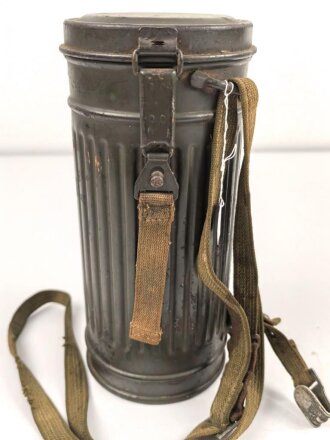 Gasmaskendose " Bereitschaftsbüchse" Modell 1938 Wehrmacht. Originale Beriemung, ungereinigtes Stück
