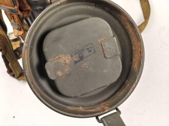 Gasmaskendose " Bereitschaftsbüchse" Modell 1938 Wehrmacht. Originale Beriemung, ungereinigtes Stück
