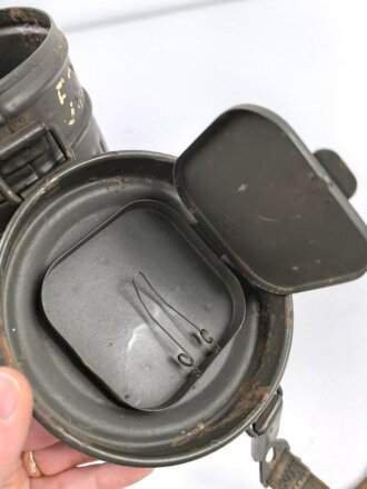 Gasmaskendose " Bereitschaftsbüchse" Modell 1938 Wehrmacht. Originale Beriemung, ungereinigtes Stück