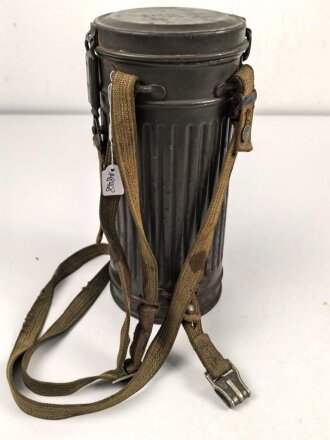 Gasmaskendose " Bereitschaftsbüchse" Modell 1938 Wehrmacht. Originale Beriemung, ungereinigtes Stück