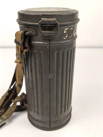 Gasmaskendose " Bereitschaftsbüchse" Modell 1938 Wehrmacht. Originale Beriemung, ungereinigtes Stück