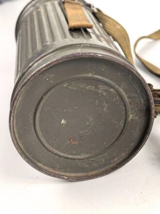 Gasmaskendose " Bereitschaftsbüchse" Modell 1938 Wehrmacht. Originale Beriemung, ungereinigtes Stück