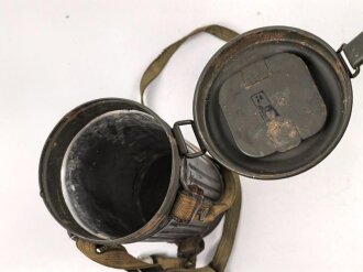 Gasmaskendose " Bereitschaftsbüchse" Modell 1938 Wehrmacht. Originale Beriemung, ungereinigtes Stück