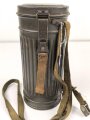 Gasmaskendose " Bereitschaftsbüchse" Modell 1938 Wehrmacht. Originale Beriemung, ungereinigtes Stück