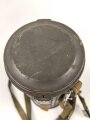 Gasmaskendose " Bereitschaftsbüchse" Modell 1938 Wehrmacht. Originale Beriemung, ungereinigtes Stück