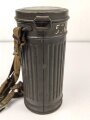 Gasmaskendose " Bereitschaftsbüchse" Modell 1938 Wehrmacht. Originale Beriemung, ungereinigtes Stück