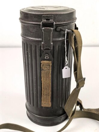 Gasmaskendose " Bereitschaftsbüchse" Modell 1938 Wehrmacht. Originale Beriemung, ungereinigtes Stück