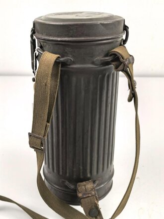 Gasmaskendose " Bereitschaftsbüchse" Modell 1938 Wehrmacht. Originale Beriemung, ungereinigtes Stück