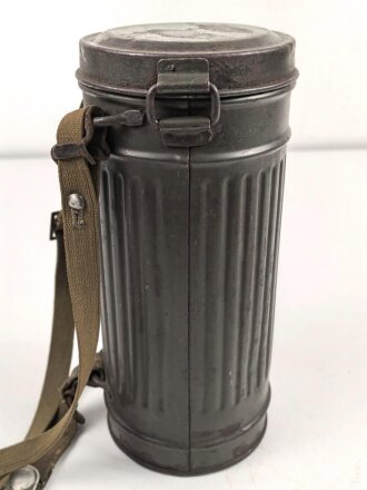 Gasmaskendose " Bereitschaftsbüchse" Modell 1938 Wehrmacht. Originale Beriemung, ungereinigtes Stück