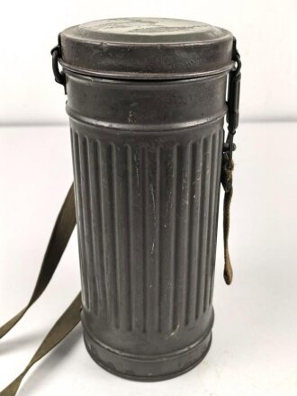 Gasmaskendose " Bereitschaftsbüchse" Modell 1938 Wehrmacht. Originale Beriemung, ungereinigtes Stück