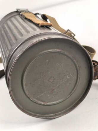Gasmaskendose " Bereitschaftsbüchse" Modell 1938 Wehrmacht. Originale Beriemung, ungereinigtes Stück