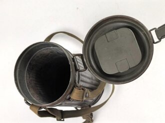 Gasmaskendose " Bereitschaftsbüchse" Modell 1938 Wehrmacht. Originale Beriemung, ungereinigtes Stück
