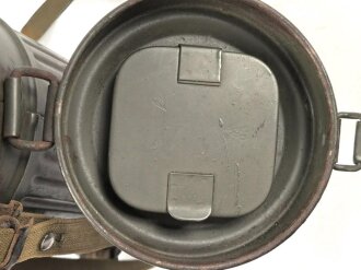 Gasmaskendose " Bereitschaftsbüchse" Modell 1938 Wehrmacht. Originale Beriemung, ungereinigtes Stück