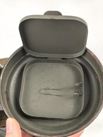 Gasmaskendose " Bereitschaftsbüchse" Modell 1938 Wehrmacht. Originale Beriemung, ungereinigtes Stück