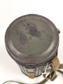 Gasmaskendose " Bereitschaftsbüchse" Modell 1938 Wehrmacht. Originale Beriemung, ungereinigtes Stück