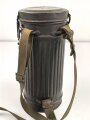 Gasmaskendose " Bereitschaftsbüchse" Modell 1938 Wehrmacht. Originale Beriemung, ungereinigtes Stück