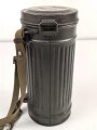 Gasmaskendose " Bereitschaftsbüchse" Modell 1938 Wehrmacht. Originale Beriemung, ungereinigtes Stück