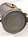 Gasmaskendose " Bereitschaftsbüchse" Modell 1938 Wehrmacht. Originale Beriemung, ungereinigtes Stück